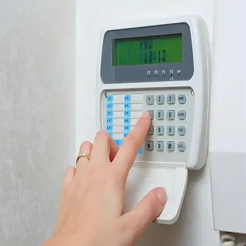 Een ervaren beveiligingsbedrijf installeert professioneel een alarmsysteem met meldkamer